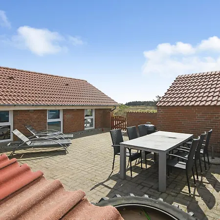 With And Pool By The Sea - Sj670 Semesterbostad