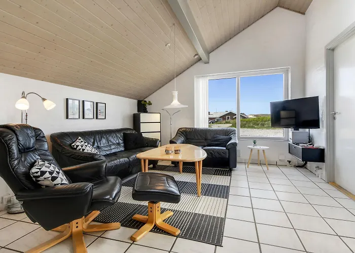 With And Pool By The Sea - Sj670